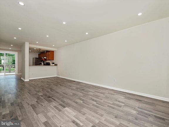 5th image of 19 Strath Haven Ct
