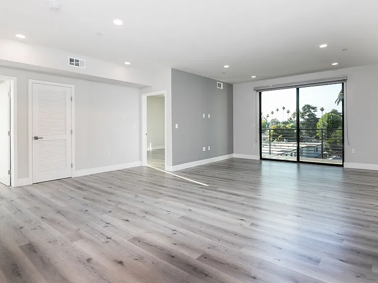 14612 Calvert St #401 — Photo 2