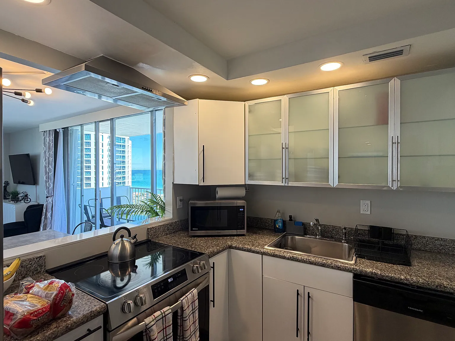 2 bed, 840 sqft, $3,000 — Photo 3