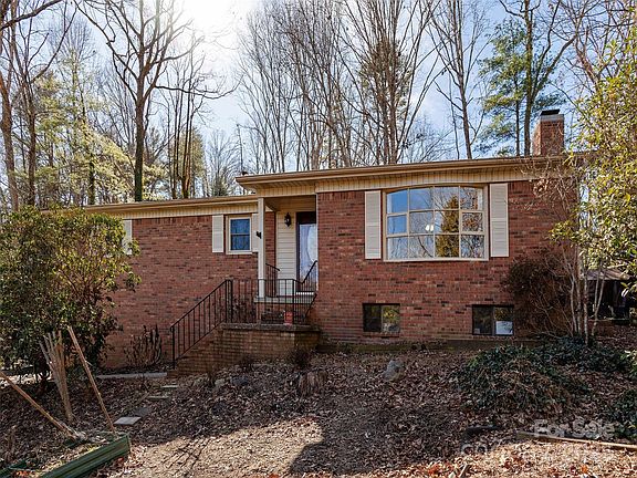 2nd image of 413 Deerhaven Ln