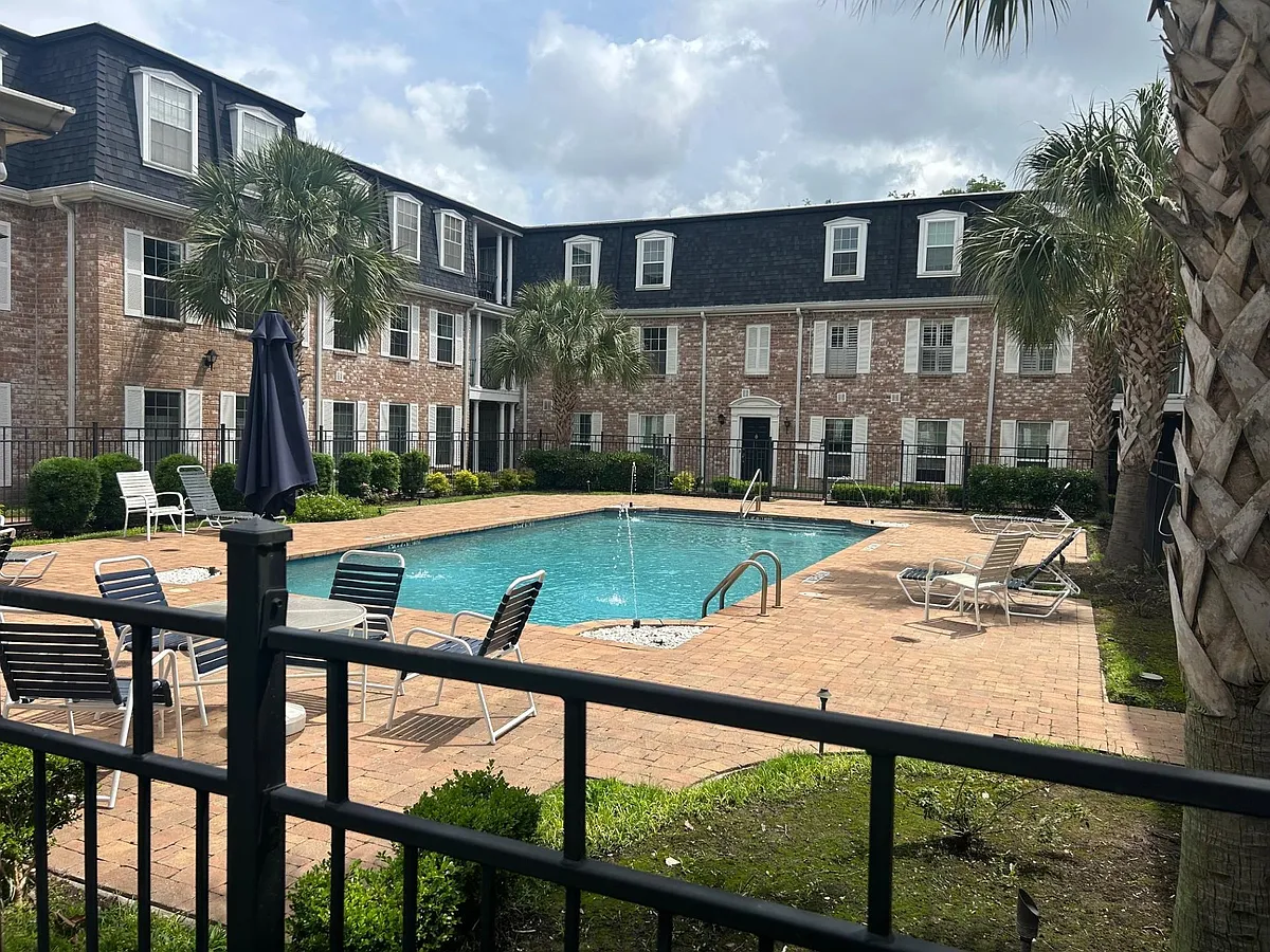 Building Photo - 359 N Post Oak Ln #121