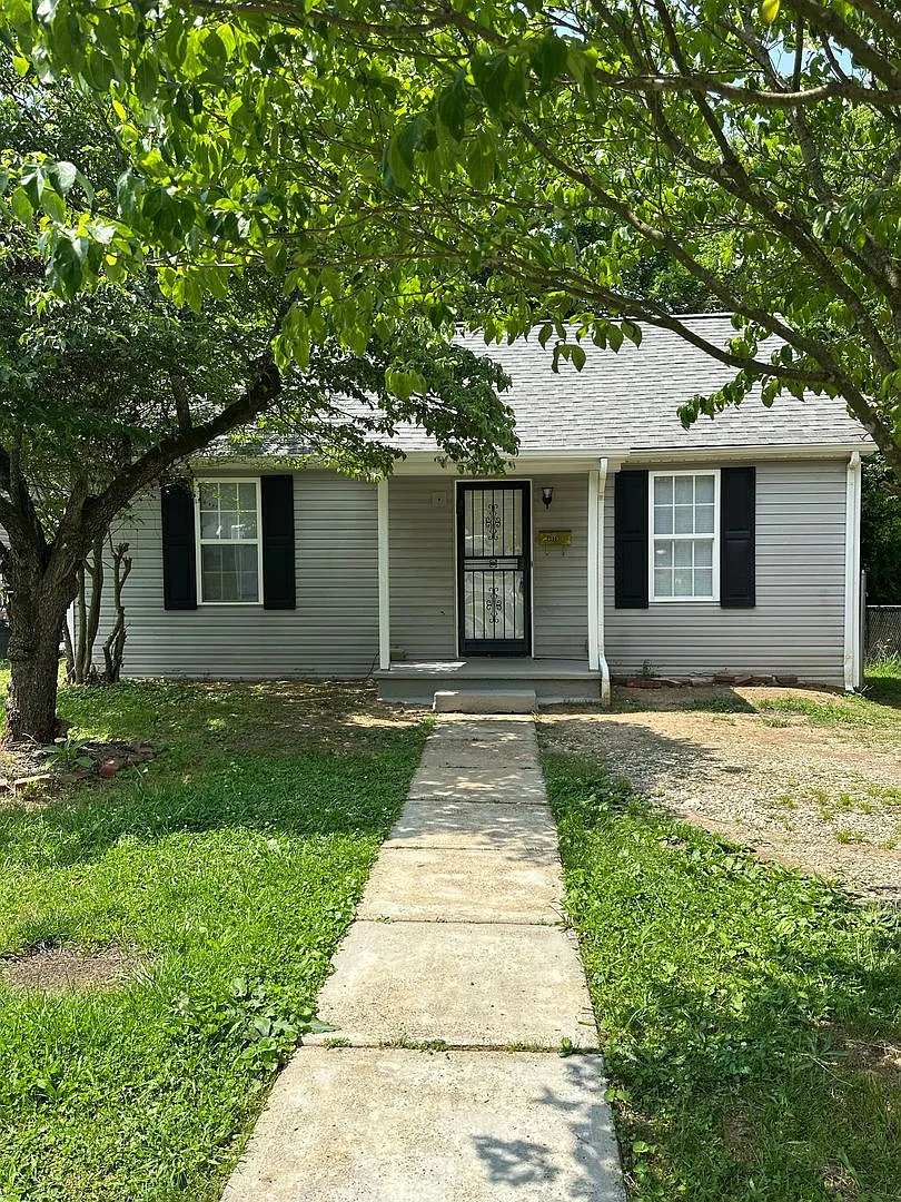 Charming 2 bedroom, 1 bathroom home located in the heart of East Knoxville — Photo 1