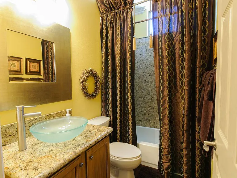 Guest bathroom.