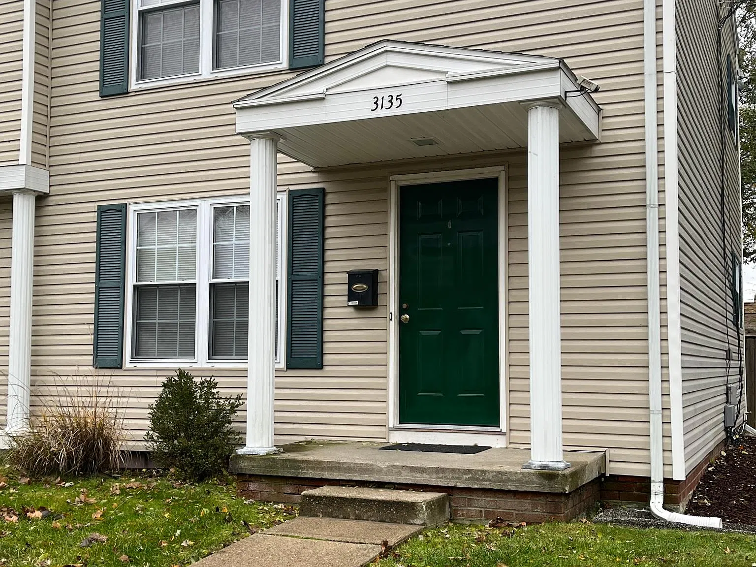 3 bed, 1200 sqft, $1,200 — Photo 1
