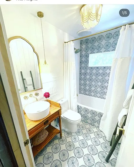 Main level shared bath