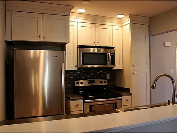 2nd image of 4633 Glencoe Ln