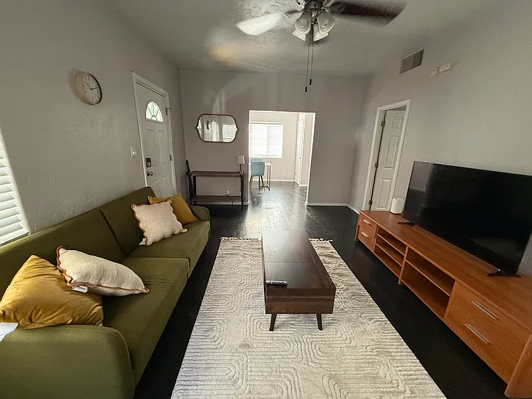 1135 E 8th St #1 — Photo 22
