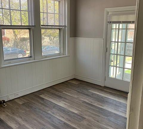 Sunny bedroom, lots of windows :)
