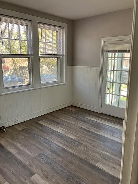 Sunny bedroom, lots of windows :)