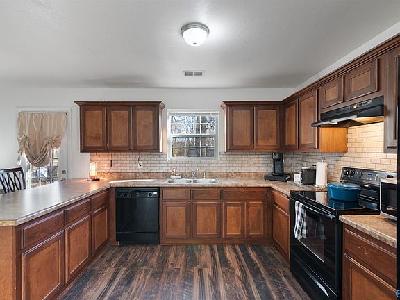 4th image of 311 Jacks Rd