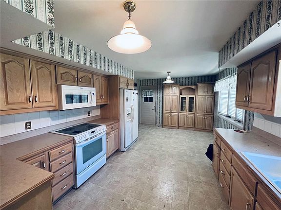 3rd image of 3912 Messanie St