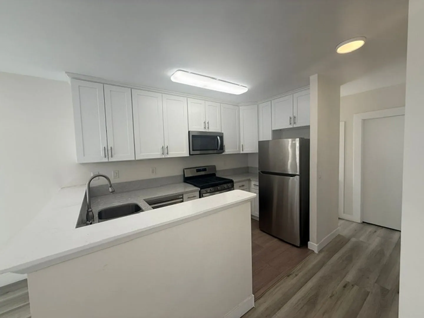 Catalina Bungalows — Photo 3