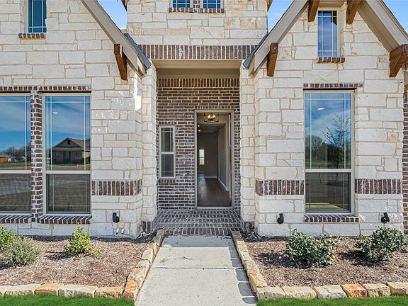 4th image of 570 Crystal Lake Ln