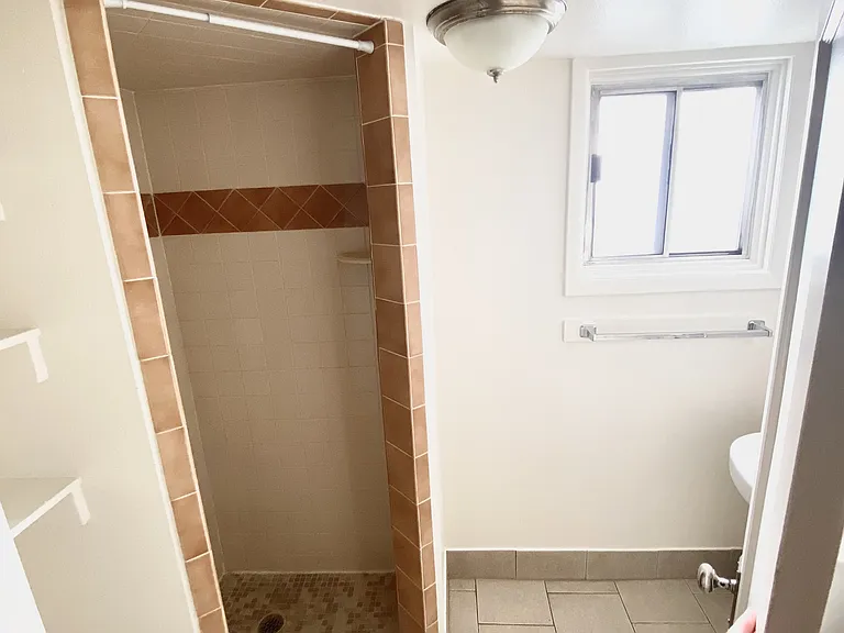 588 W Utah Ave — Photo 7