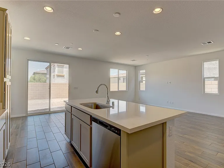 5174 Olga Manor Ave — Photo 7