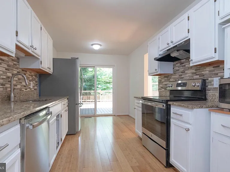 6120 Old Brentford Ct — Photo 32