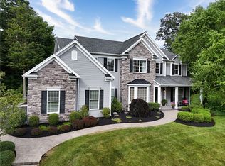 20 Hunt Club Dr, Honeoye Falls, NY 14472