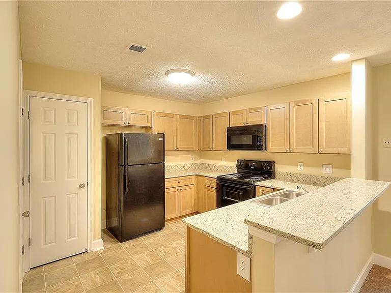 453 Tara Commons Cir — Photo 14