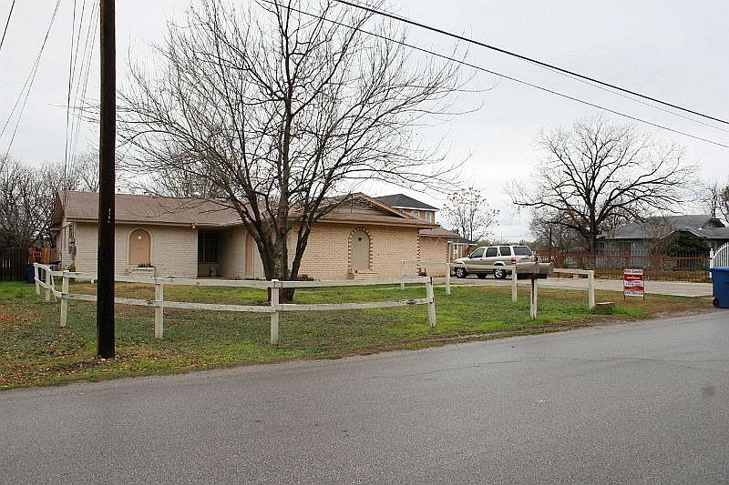 1st image of 211 W Ligustrum Dr