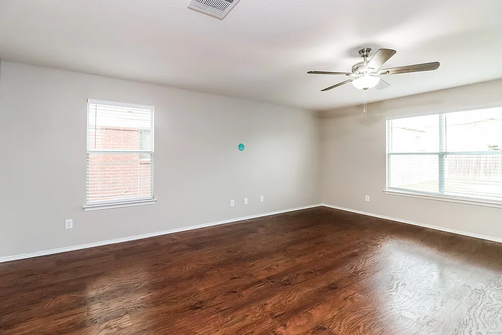 4 bed, 2.5 bath, 2239 sqft, $2,490 — Photo 4
