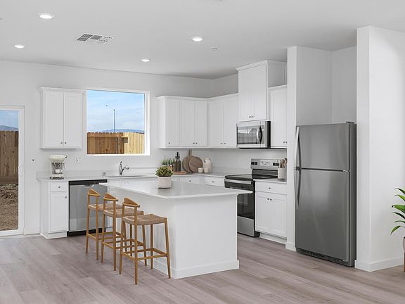 The kitchen has the all space you need for food prep.