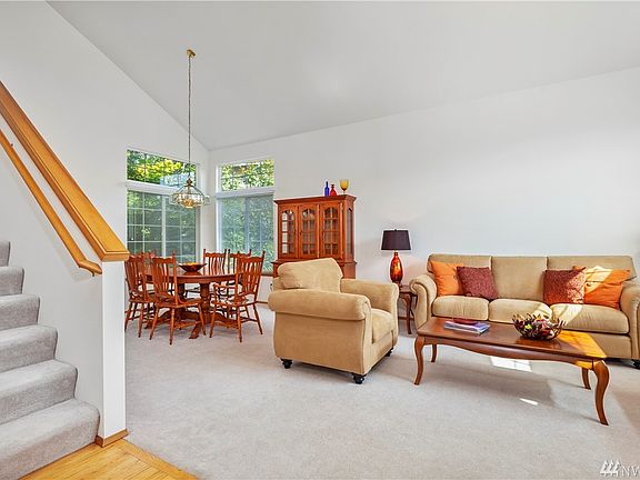 Vaulted ceilings in entry and living/dining room