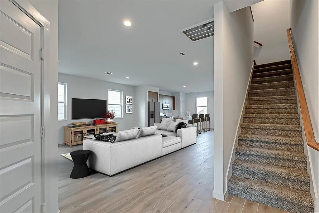 3 bed, 2.5 bath, 1887 sqft, $2,050 — Photo 4