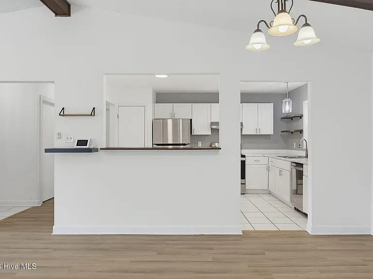 305 W Willowood Ln — Photo 21
