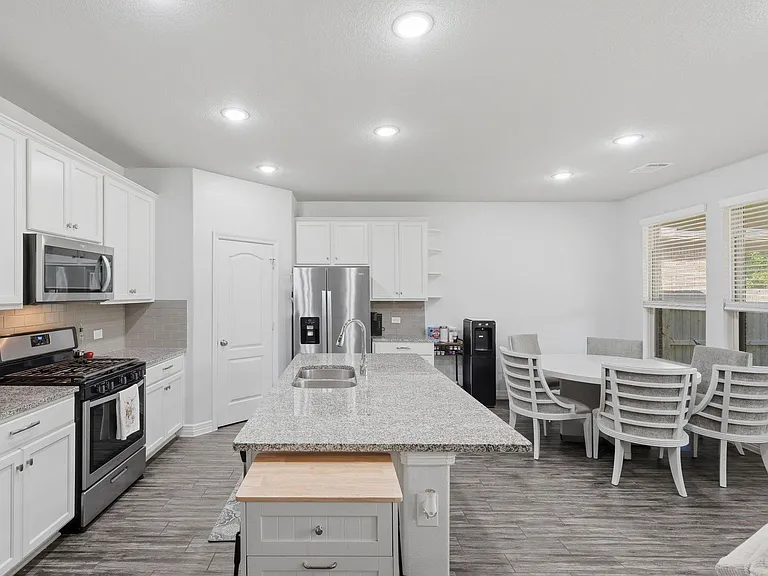 127 Buttonwood Ct — Photo 9
