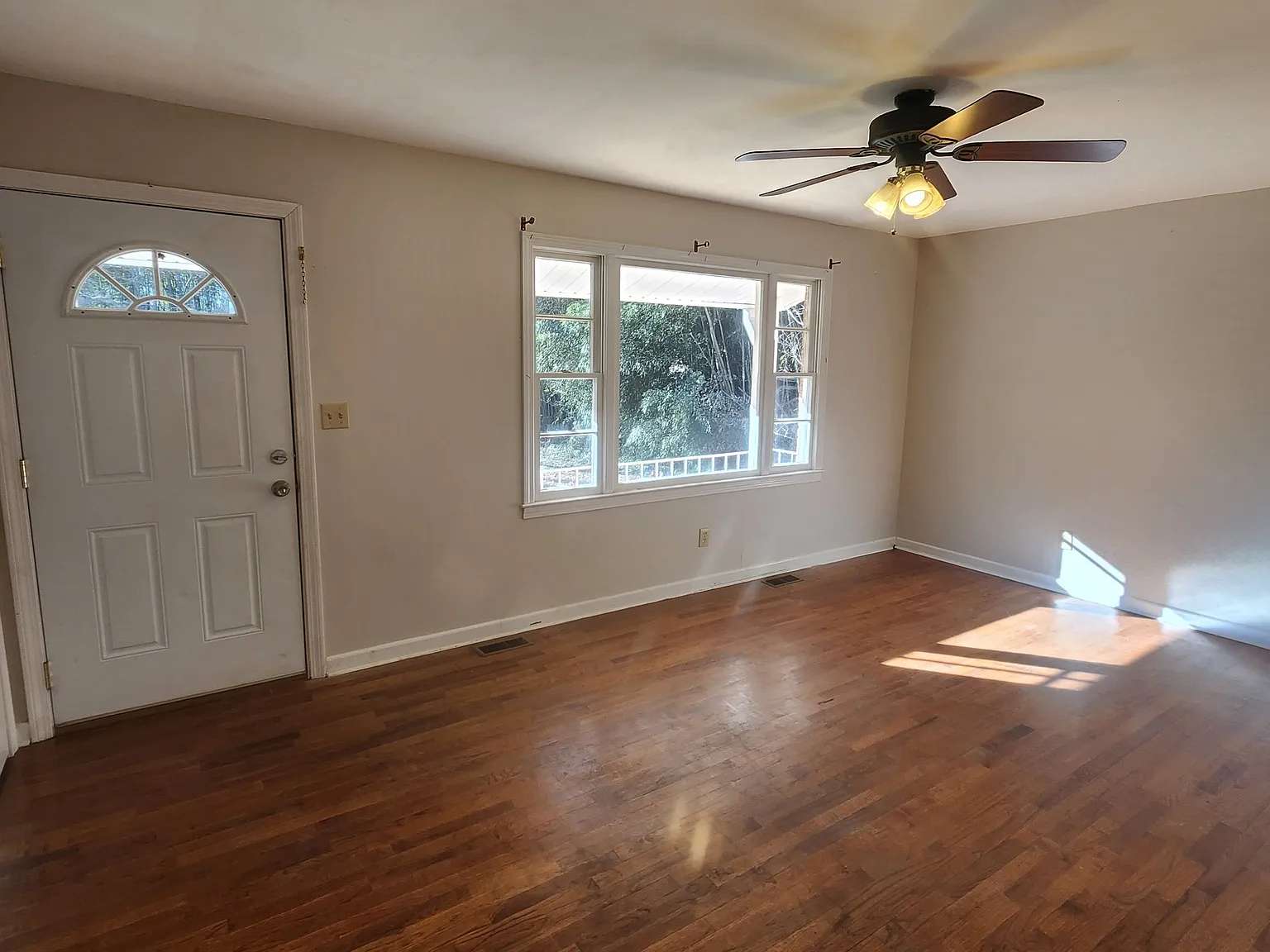 3 bed, 1.5 bath, 1100 sqft, $1,495 — Photo 3