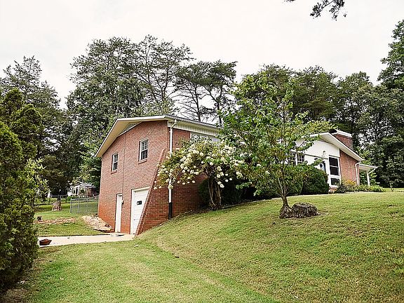 5th image of 805 Hemlock Dr NE