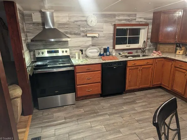 5186 Hillwood Dr, Kernersville, NC 27284