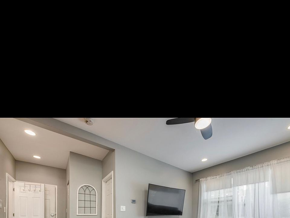 1st image of 3923 W Ainslie St #1