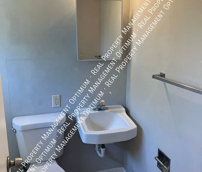 806 W 5th St #22 — Photo 6