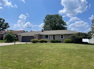 110 Rockyledge Dr, Struthers, OH