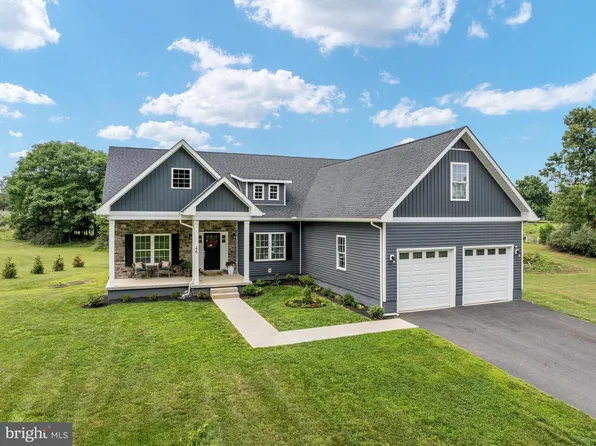 46 Oak Crest Dr, Kearneysville, WV 25430