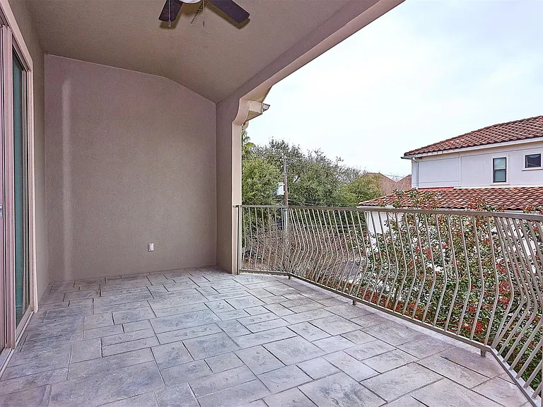 110 E Detering St — Photo 20