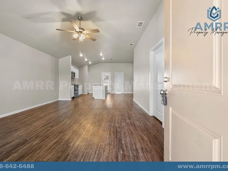 2031 Kenwood Ave — Photo 2