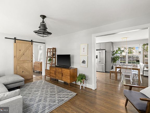 4th image of 425 Woodford St
