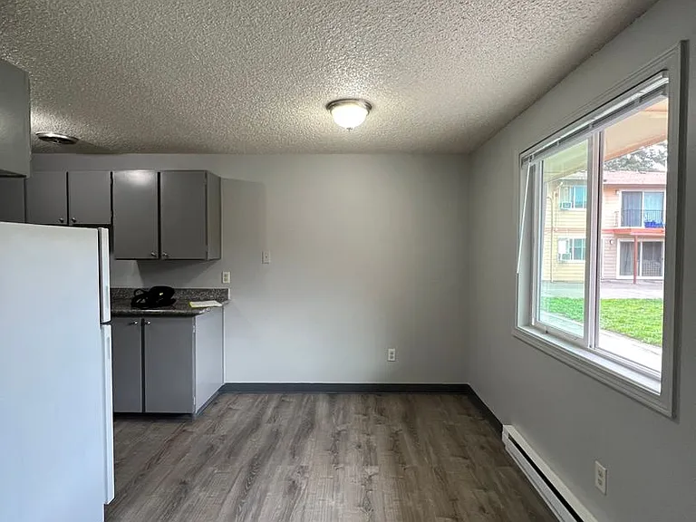 Surrey Square Apartments — Photo 19
