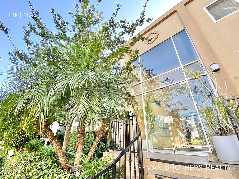 1543 N Formosa Ave #19 — Photo 7