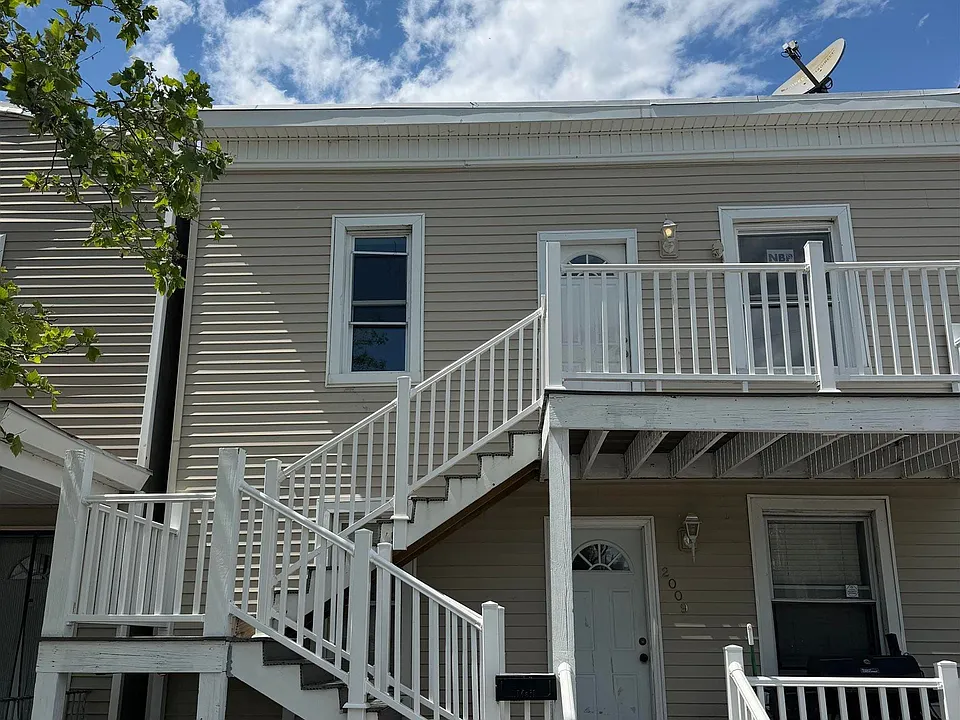 2009 Blaine Ave #2