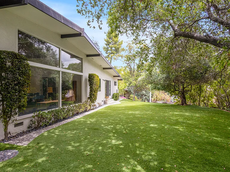 1540 Lancashire St — Photo 30