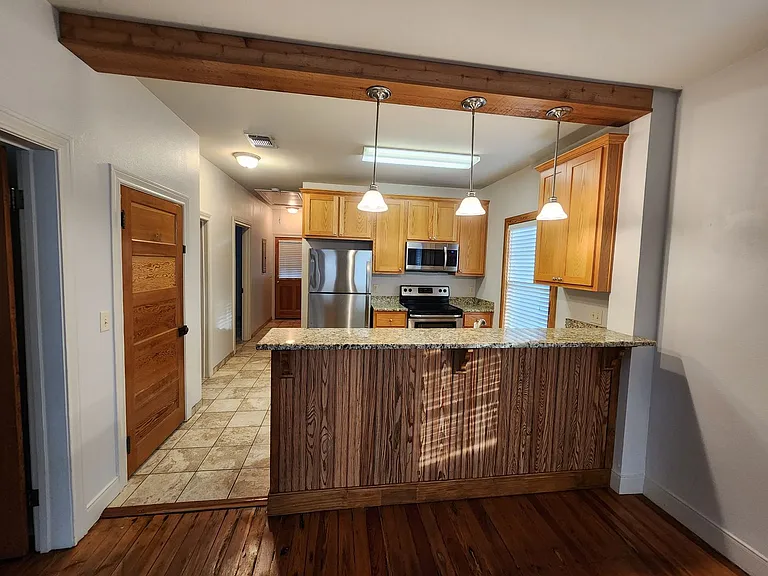 257 E Garza St — Photo 9