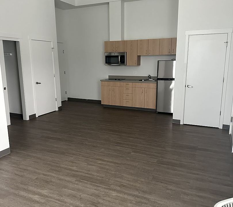 1st image of 990 Broadway St NE #301
