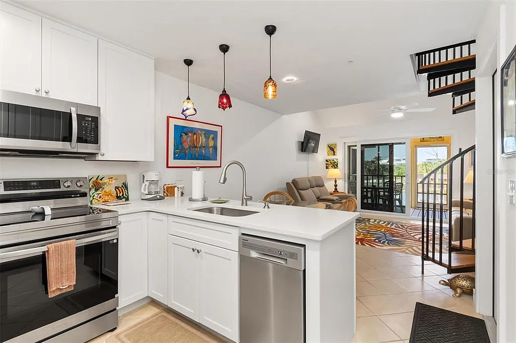 2 bed, 2.0 bath, 946 sqft, $6,900 — Photo 4
