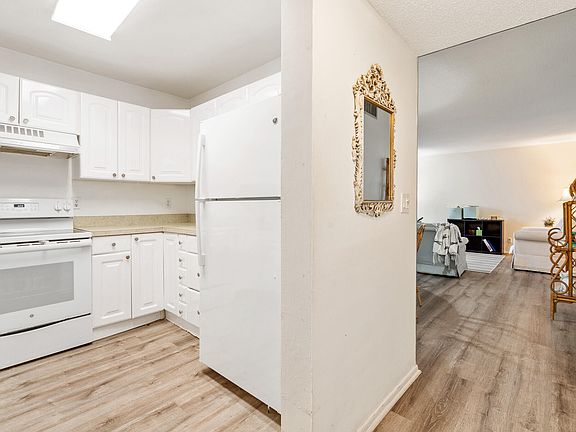 4th image of 2561 Boundbrook Boulevard #104