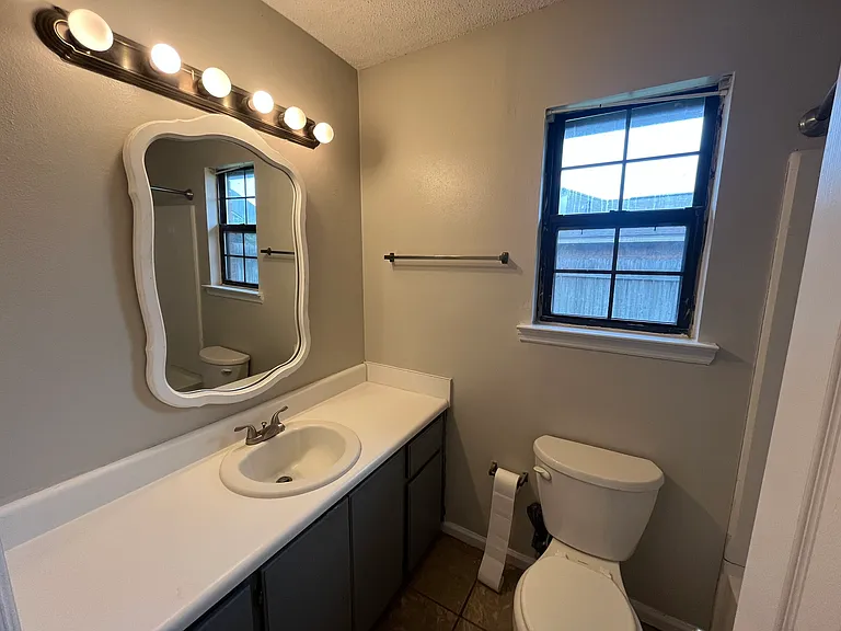 907 Primrose Ln — Photo 17