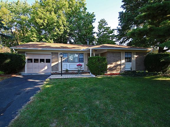 3rd image of 6624 Carriage Ln