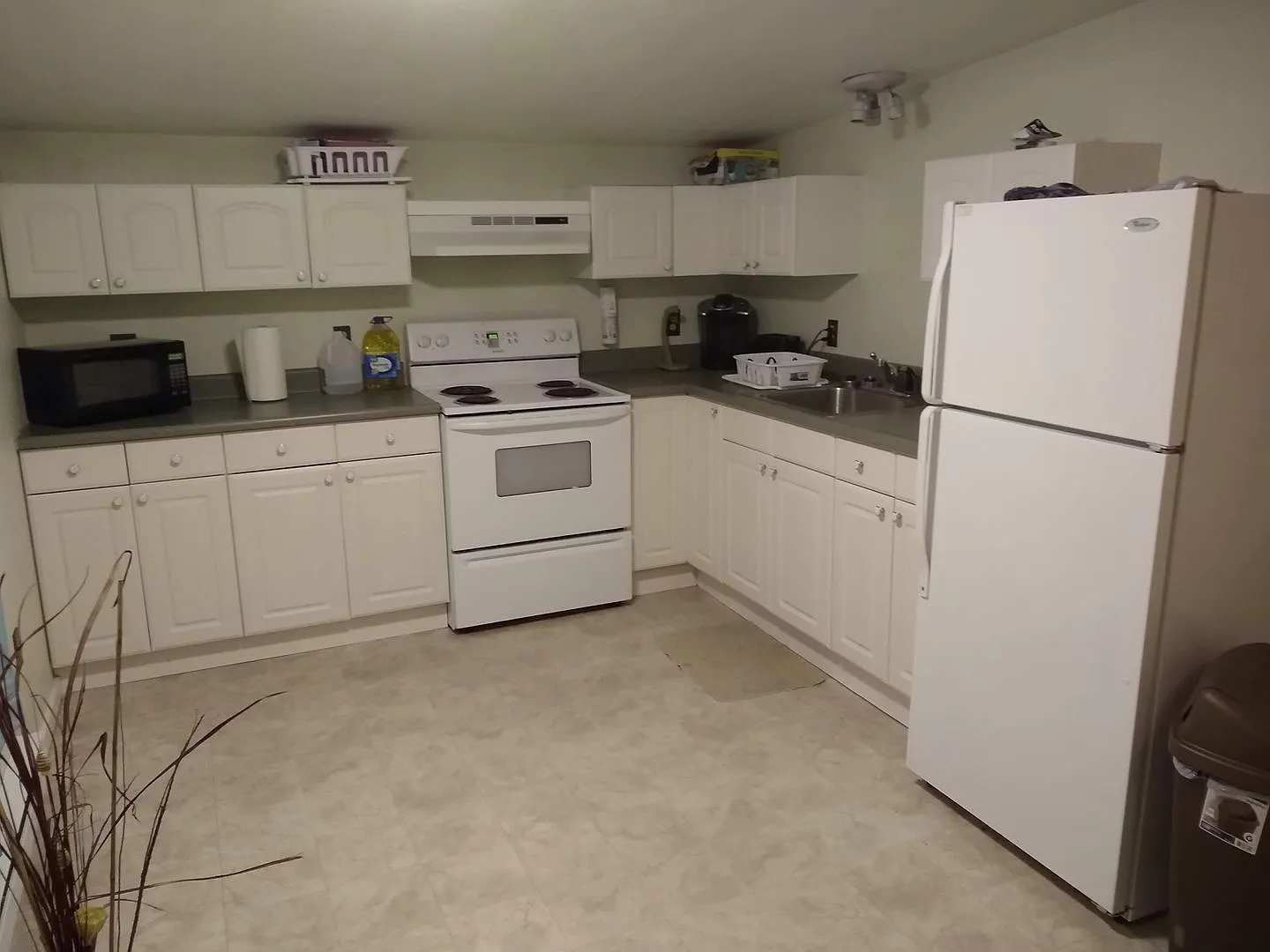 Close to Downtown Upper Level Apartment — Photo 2